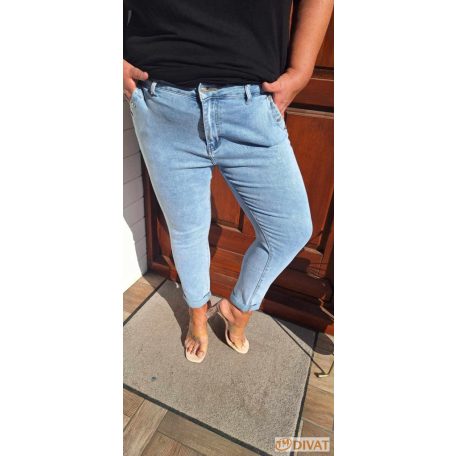 Világoskék extra sztreccs kisebb méretű MOM FIT trendi farmernadrág 