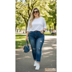   Kövekkel, gyöngyökkel és csipkével díszített farmernadrág