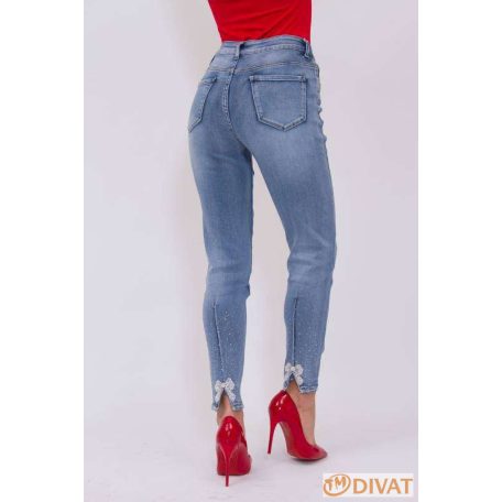 Masnival és kövekkel díszített világoskék farmernadrág nagyobb méretben