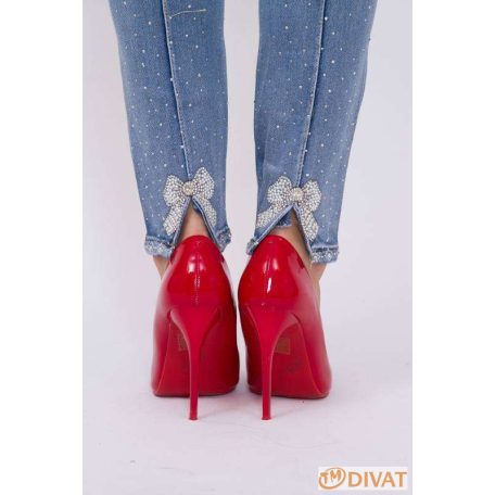 Masnival és kövekkel díszített világoskék farmernadrág kisebb méretben