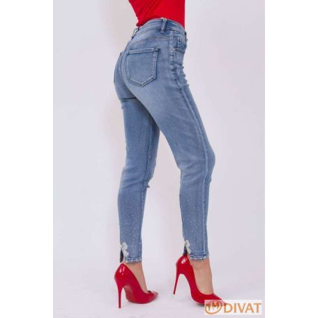 Masnival és kövekkel díszített világoskék farmernadrág kisebb méretben