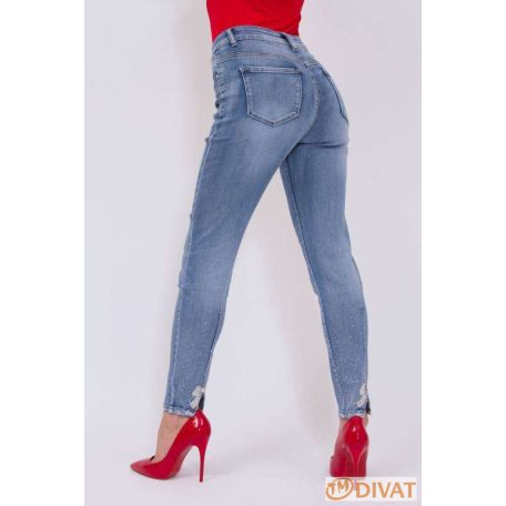 Masnival és kövekkel díszített világoskék farmernadrág kisebb méretben