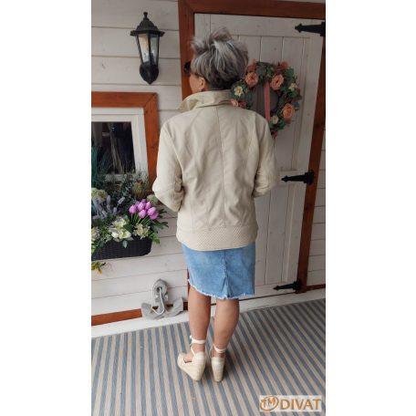 Világoskék farmerszoknya, trendi gombokkal